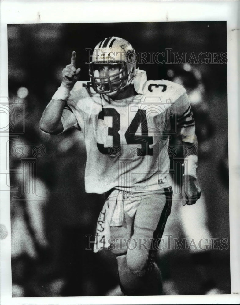 1987 Press Photo Mentor&#39;s Doug Boyd gives the No.1 sign after recovering- Historic Images