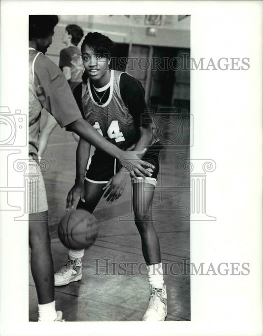 1990 Press Photo Jojo Grattan during photo session at Lakewood High School- Historic Images