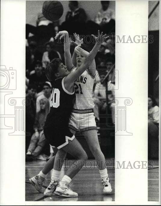 1991 Press Photo Avon Lake's (20) Leslie Mahl applies the pressure to Westlake- Historic Images