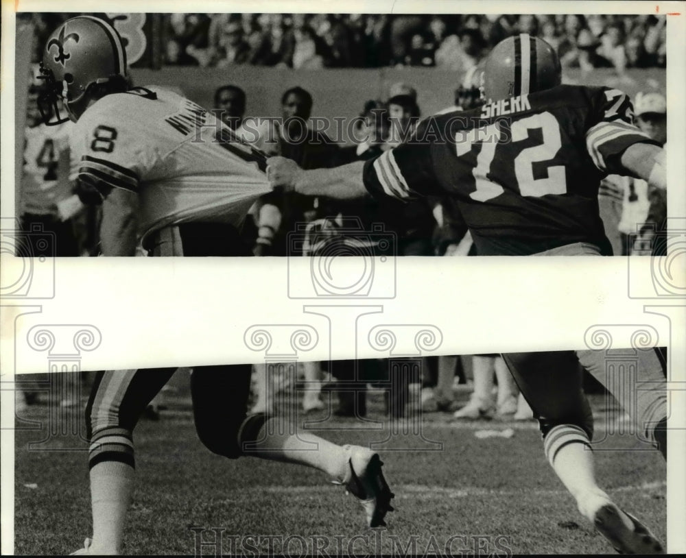 Press Photo Jerry Sherk, Browns, pressures Manning, Saints, in football.- Historic Images