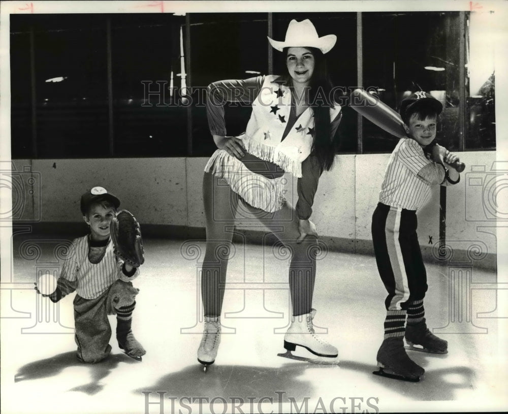 1981 Press Photo Jonathon Bohl, Kathy Perna &amp; Bradley Howe in Carnival costumes- Historic Images