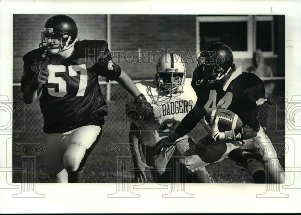 1987 Press Photo Josh Fraigun blocks for Anthony Jerdine during Berksire game.- Historic Images