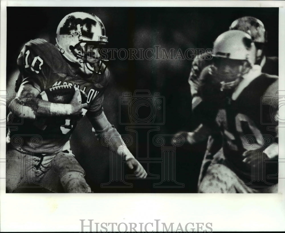 1987 Press Photo Mark Kester runs for his life after dropping a punt snap- Historic Images