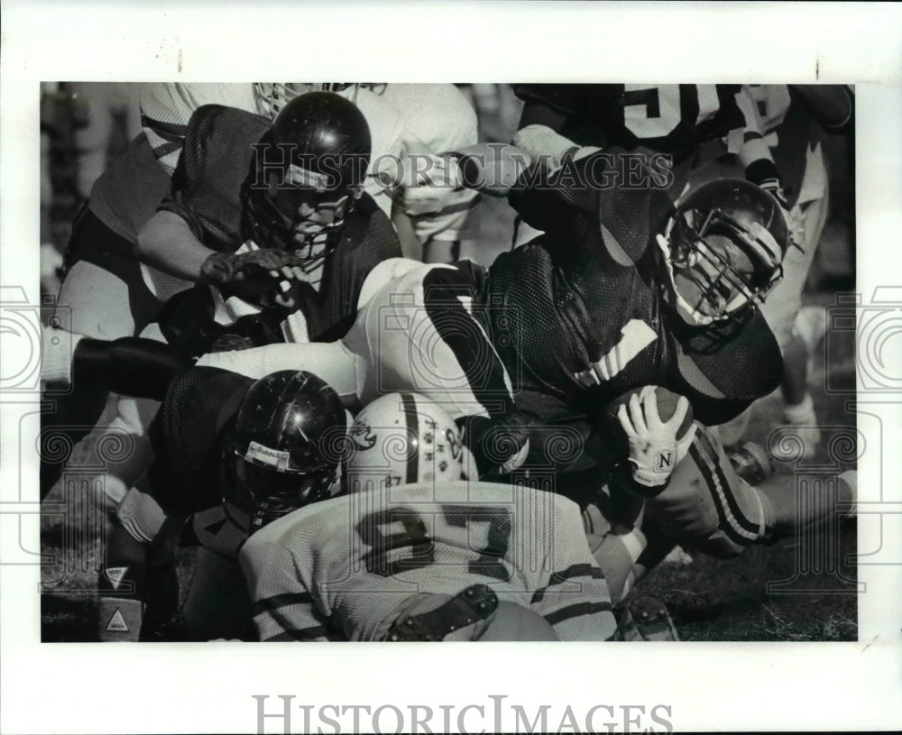 1987 Press Photo Pruitt Petty of Beachwood throught the middle of the Berkshire- Historic Images