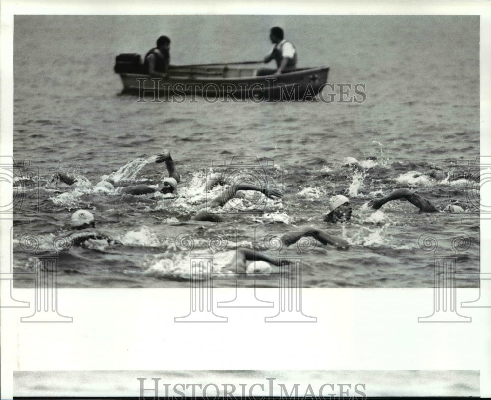 1986 Press Photo Individual entrants during swim.Safety personels at the boat- Historic Images