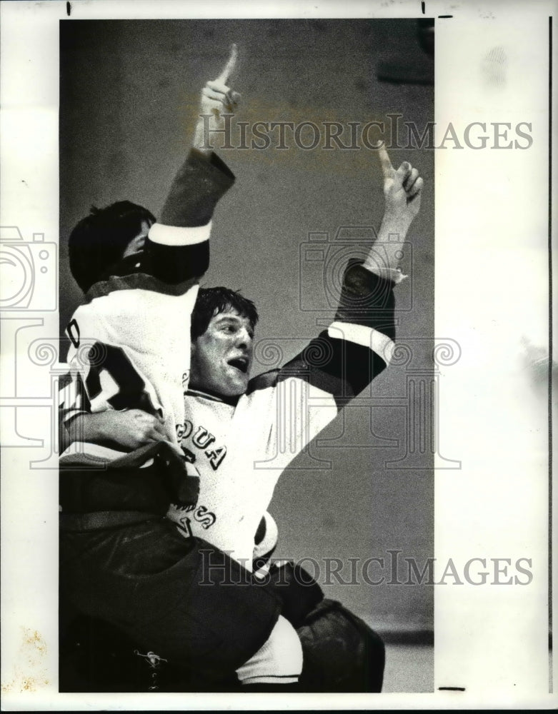 1988 Press Photo Brian Wallace of Padua holds teammate Rick So in the air- Historic Images