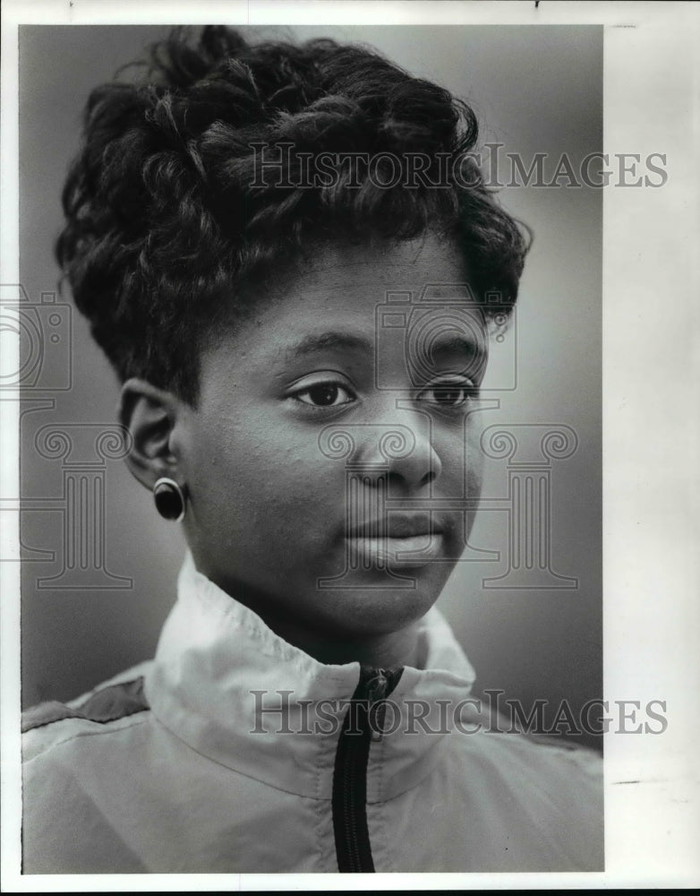 1989 Press Photo Sherrell Wimbs, Cleveland Heights High track - cvb47340- Historic Images