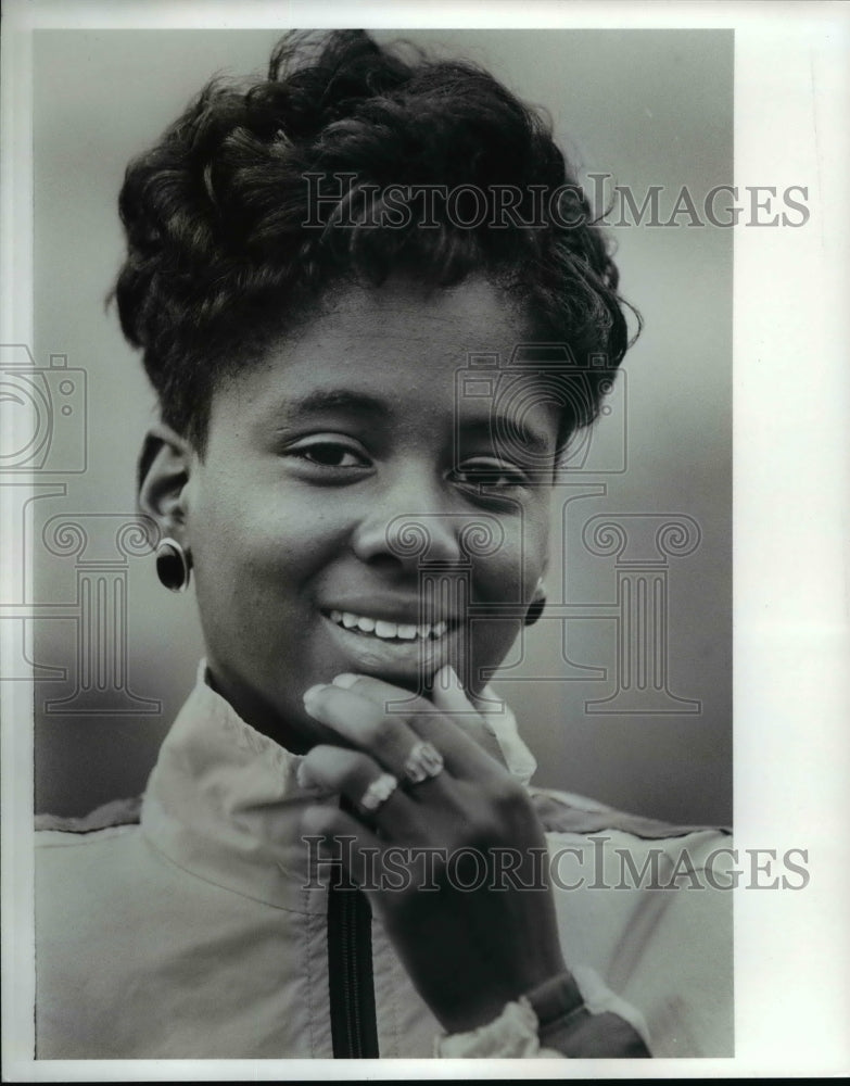 1989 Press Photo Sherrell Wimbs, Cleveland Heights High Track - cvb47347- Historic Images