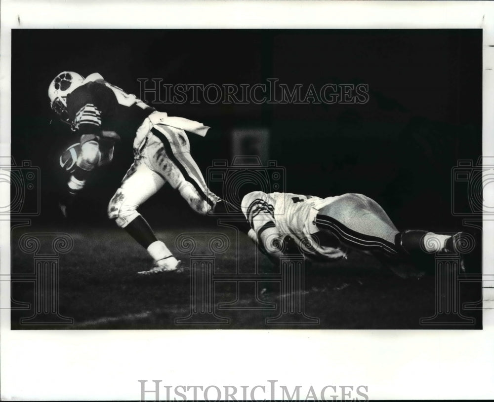 1987 Press Photo Bedfords no.40 Larry Smith is brought down by Mentors- Historic Images