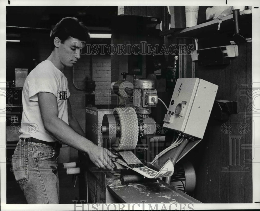 1987 Press Photo Giegers Sporting Goods, Stan Sheet uses a stone grinder- Historic Images