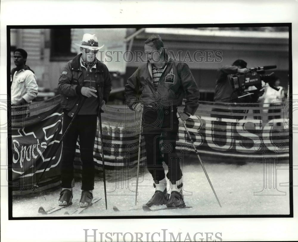 1986 Press Photo Gold medalist Billy Kidd gives Gene McKale of Chesterland- Historic Images