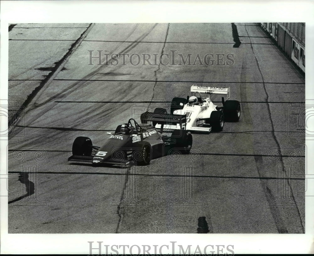 1987 Press Photo Didier Theys of Nivelles, Belgium leads car no.50 Tommy Byrne- Historic Images