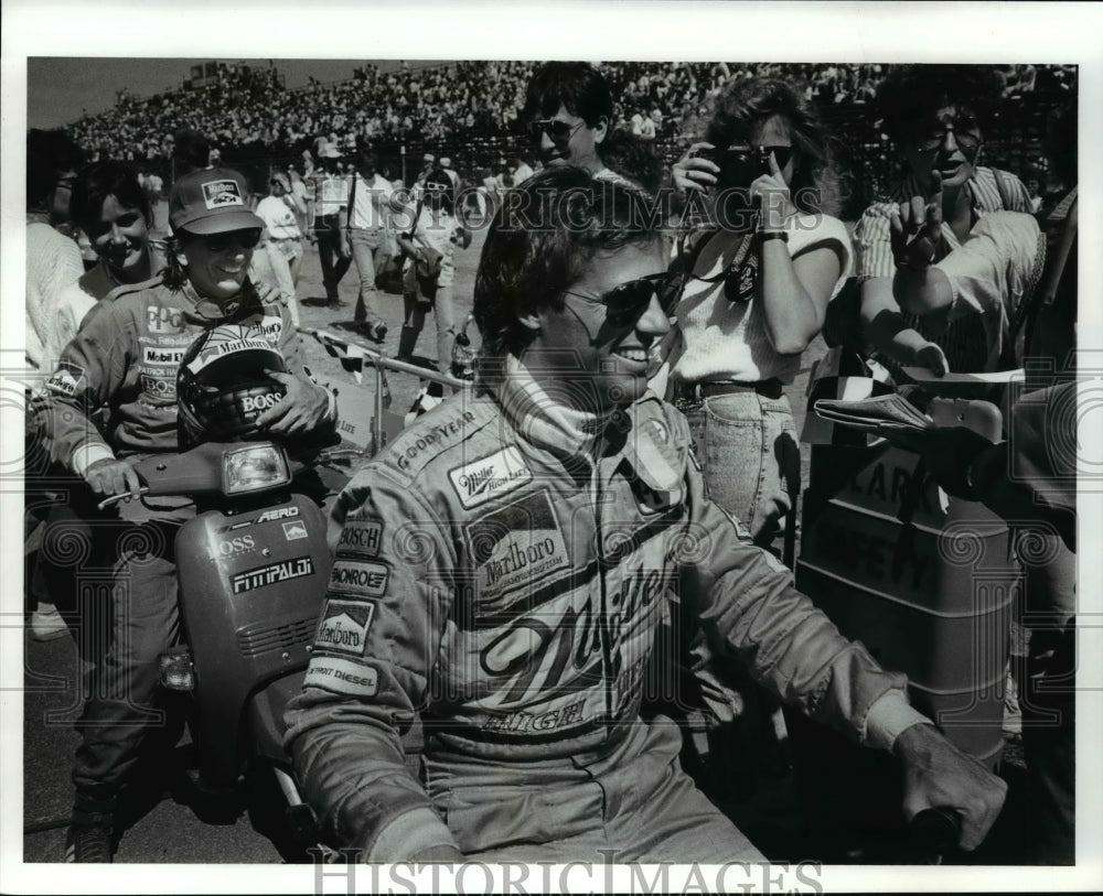 1988 Press Photo Danny Sullivan grins as Emerson Fitipaldi bumps his motor- Historic Images
