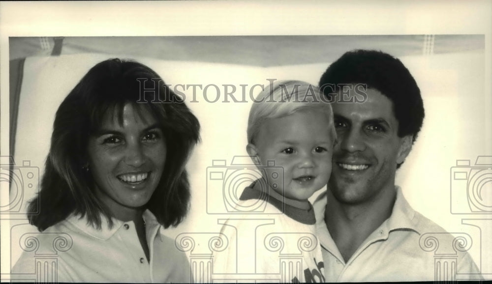 1977 Press Photo Photogenic Racing Family: Katie and Roberto Guerrero & Marco- Historic Images