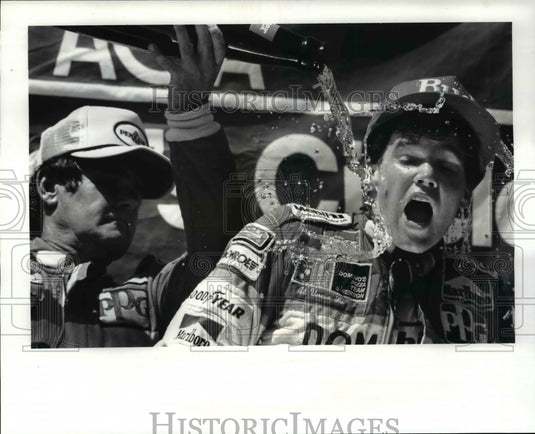 1985 Press Photo Al serior pours beer over the head of his son Al Junior- Historic Images