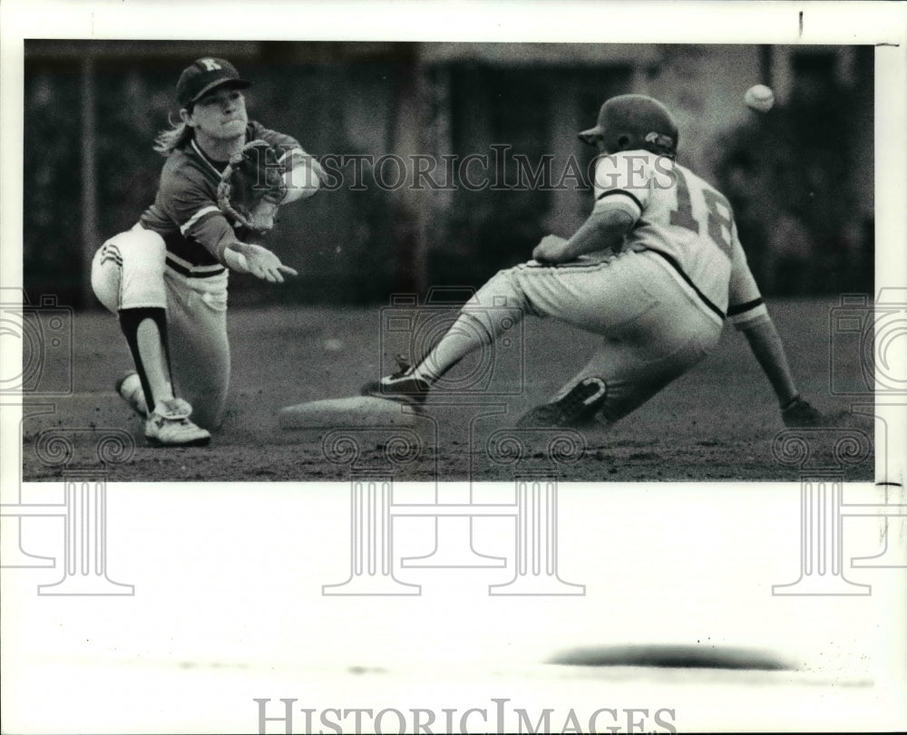 1990 Press Photo JFK second baseman Chuck Hartman awaits the throw - cvb47705- Historic Images