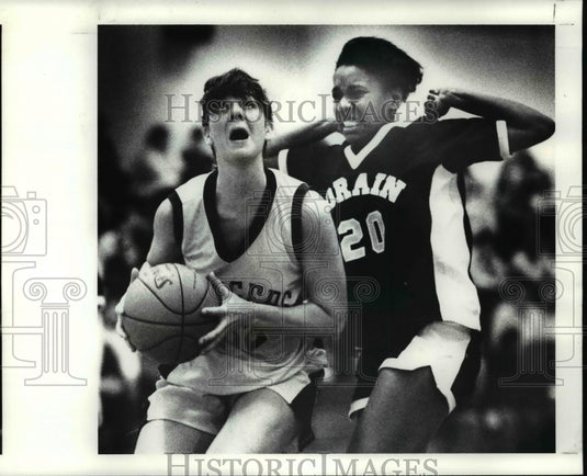 1988 Press Photo Queen Young of Lorain (R) tries not to foul Julie Tibbetts- Historic Images