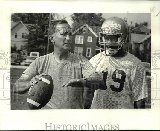 1986 Press Photo Akron Univ. Coach Gerry Faust gives QB Dwayne Sheilds pointers- Historic Images