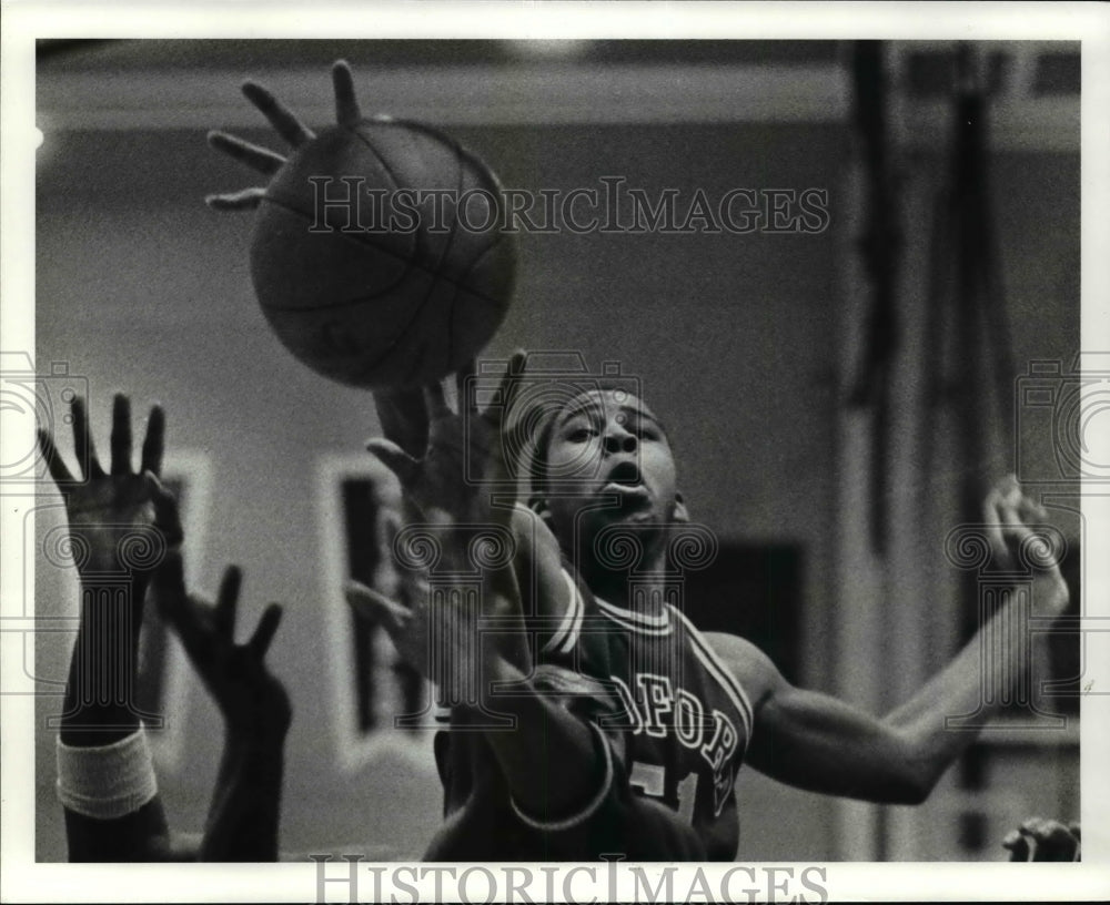 1987 Press Photo Daryl Chaney od Bedford can&#39;t reach a rebound in the 4th quarte- Historic Images
