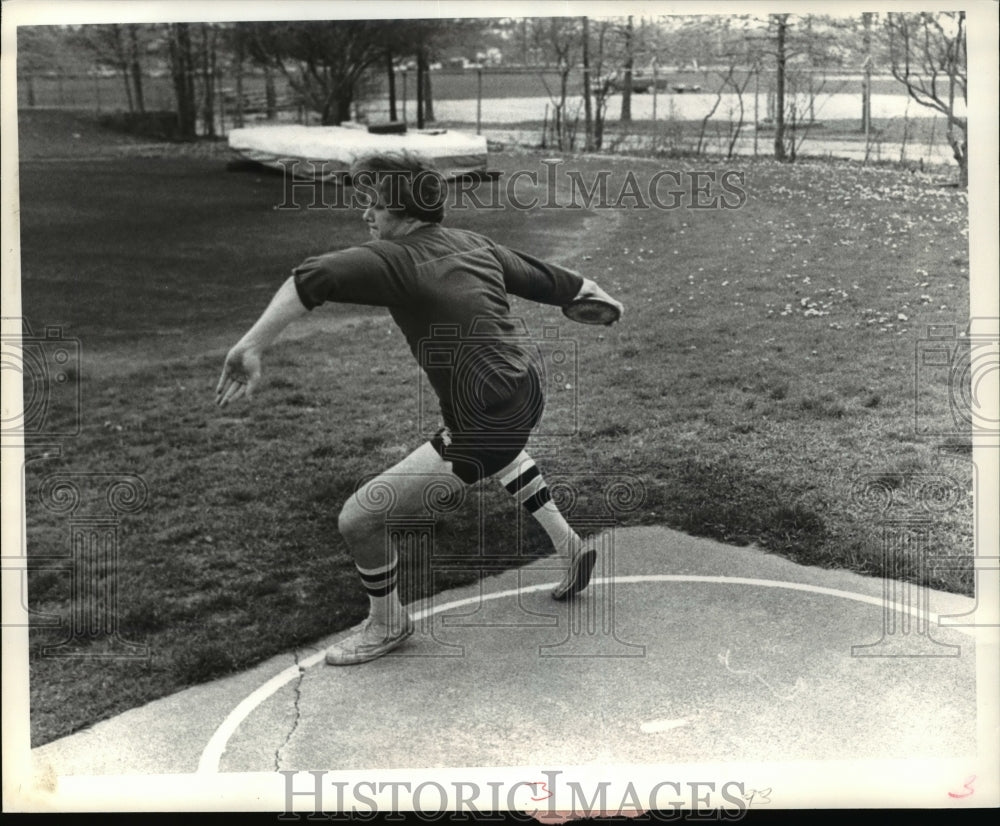 1980 Press Photo Weight throw - cvb47868- Historic Images