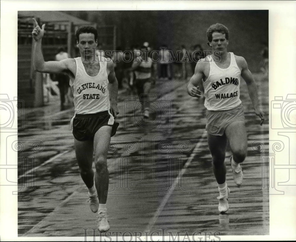 1986 Press Photo Neil Coyne of CSU raises his hand in victory - cvb47909- Historic Images