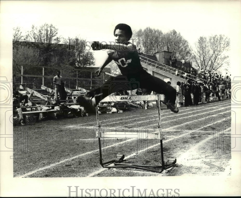 1981 Press Photo Gleryville Star handler Clarence Kelly clears one by porty