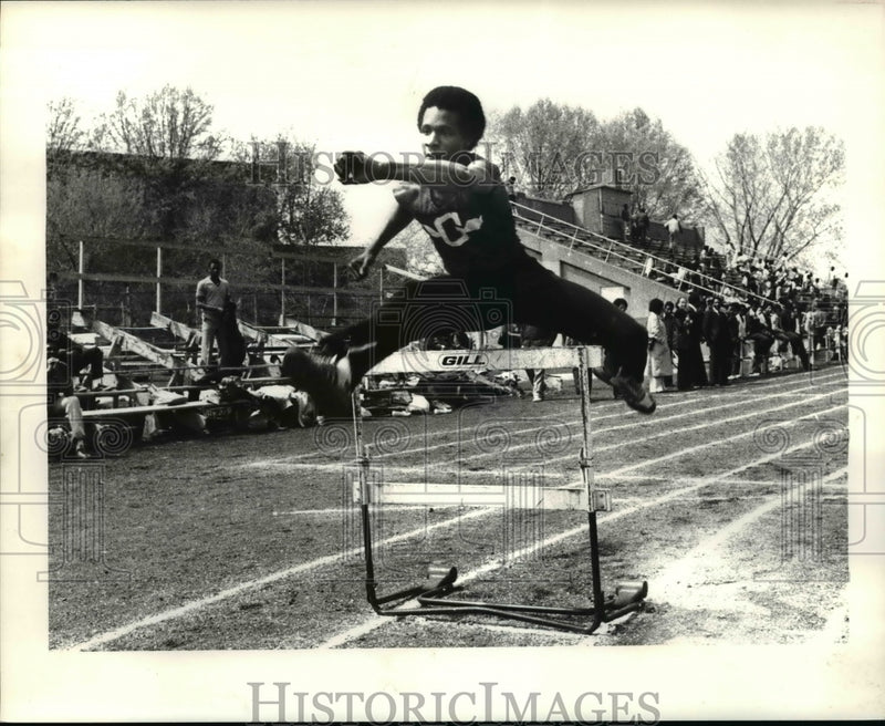 Load image into Gallery viewer, 1981 Press Photo Gleryville Star handler Clarence Kelly clears one by porty
