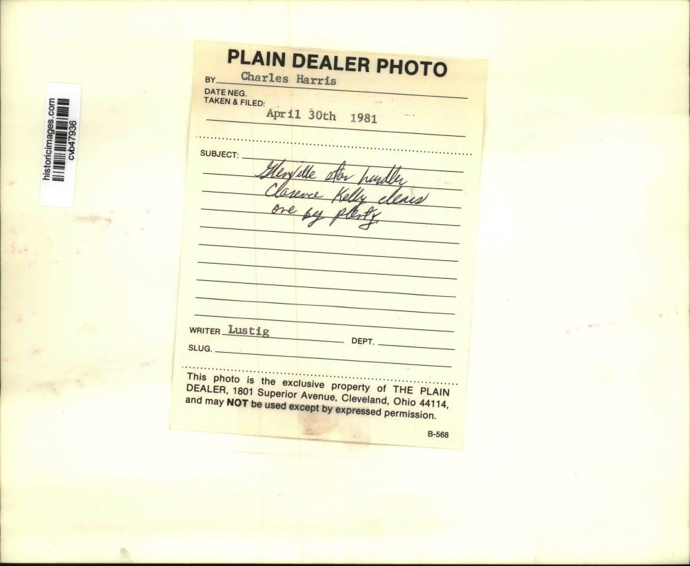 1981 Press Photo Gleryville Star handler Clarence Kelly clears one by porty