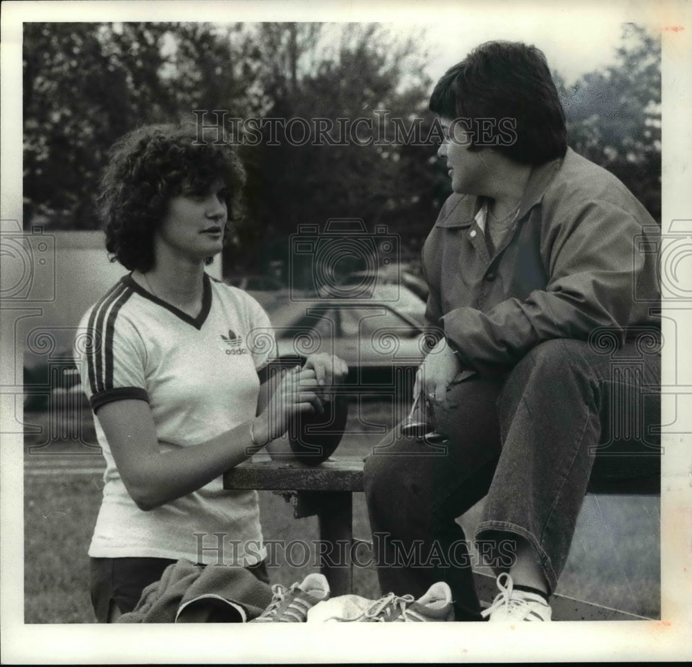1980 Press Photo Nadine Cox, discuss, Genelahi and Coach Linda Henry - cvb47938- Historic Images