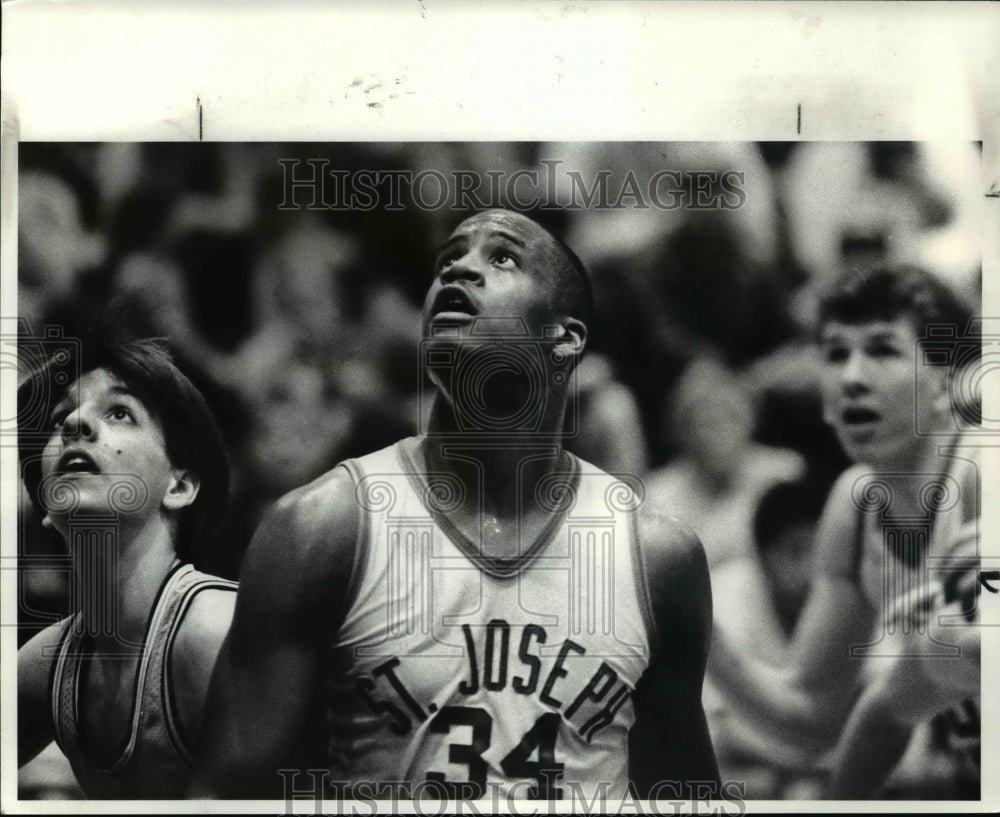 1986 Press Photo Trag Lee waits for the rebound - cvb47963- Historic Images