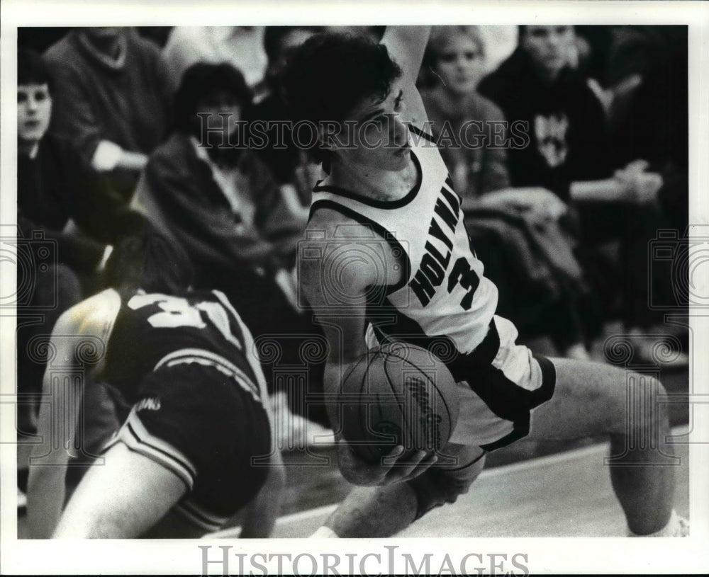 1987 Press Photo Jim Nagy of Pauda is fouled by Scott Timko of Pauda- Historic Images