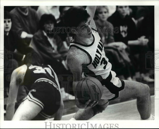1987 Press Photo Jim Nagy of Pauda is fouled by Scott Timko of Pauda- Historic Images
