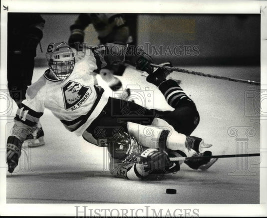 1987 Press Photo St Edwards Winston Breeden lands on top of Jacke Toivanen- Historic Images