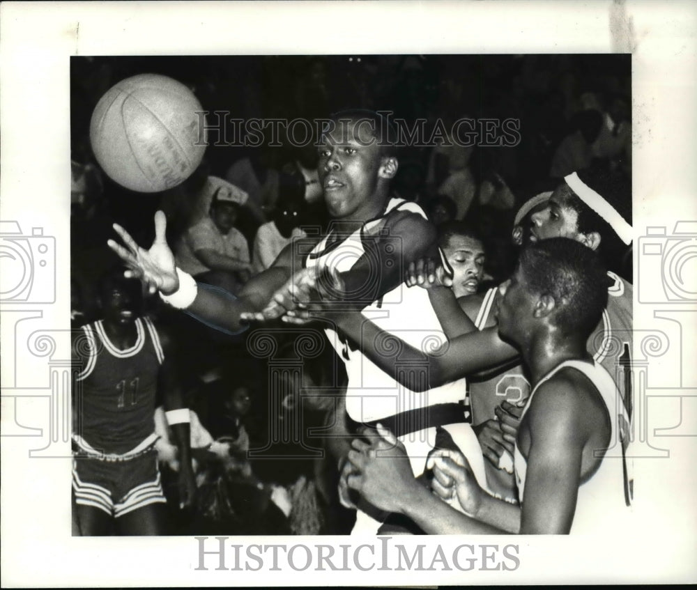 1983 Press Photo Gerald Terry, East Tech reaching for free ball - cvb47994- Historic Images