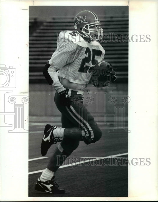 1990 Press Photo Revere running back, Chuck Penzenik, returns a punt at practice- Historic Images