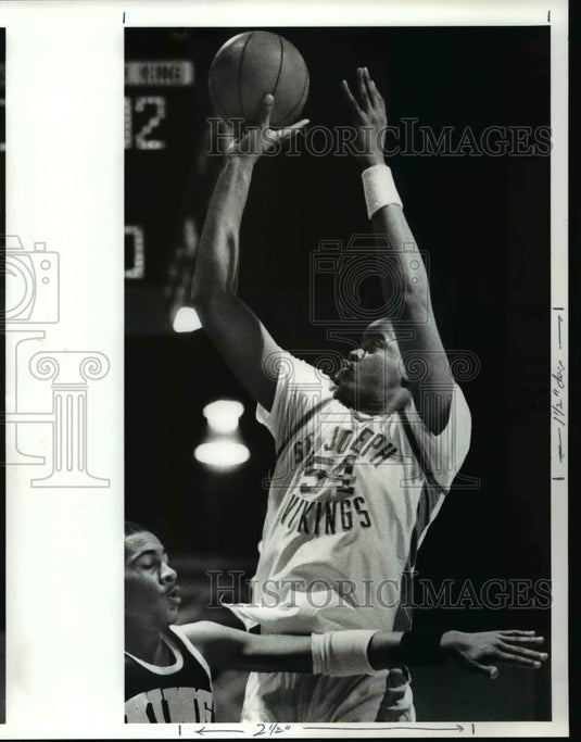 1987 Press Photo John Beauford of St. Joe's shoot over George McCall- Historic Images