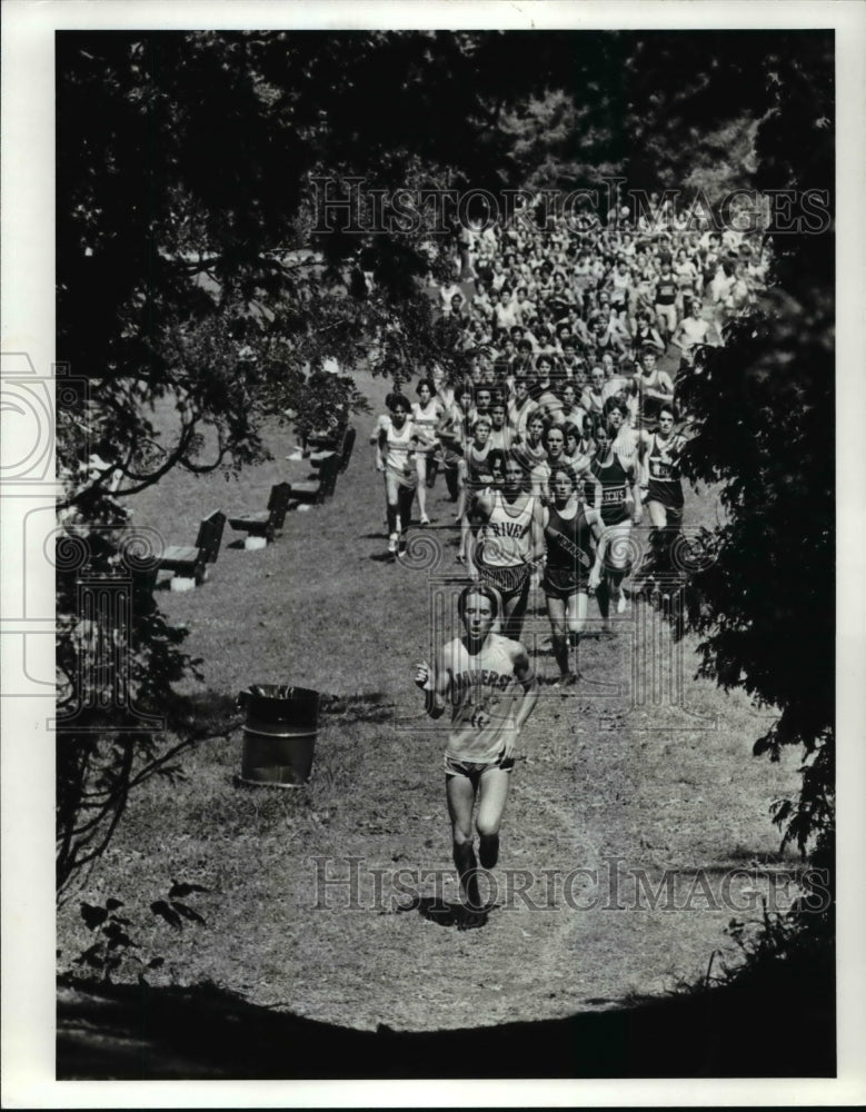 1982 Press Photo Runners from the Boys Varsity I division make their way- Historic Images