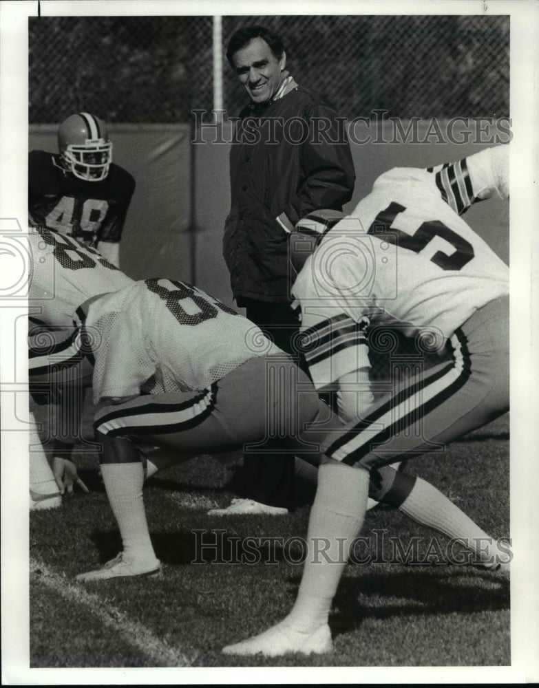 1982 Press Photo A smiling Sam Rutigliano watches his team start practice- Historic Images