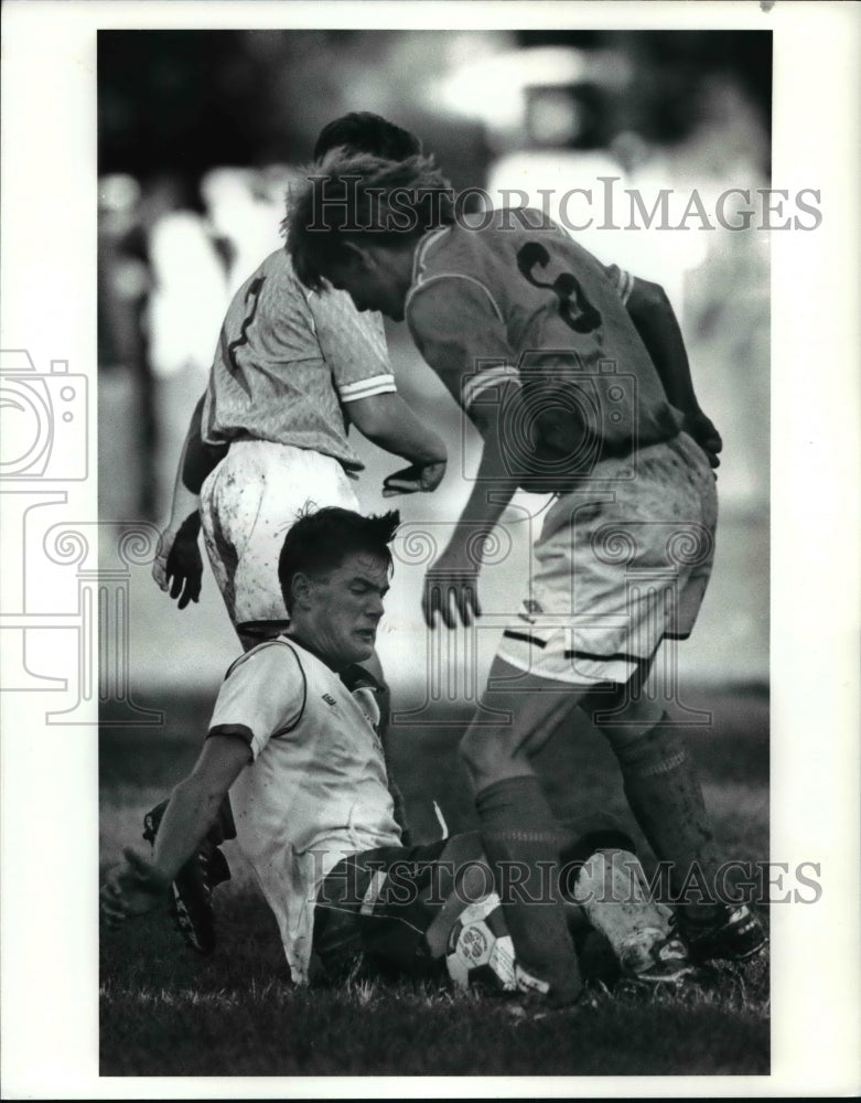 1990 Press Photo On the ground is Shaker Heights&#39; left halfback, Nate Wisneski- Historic Images