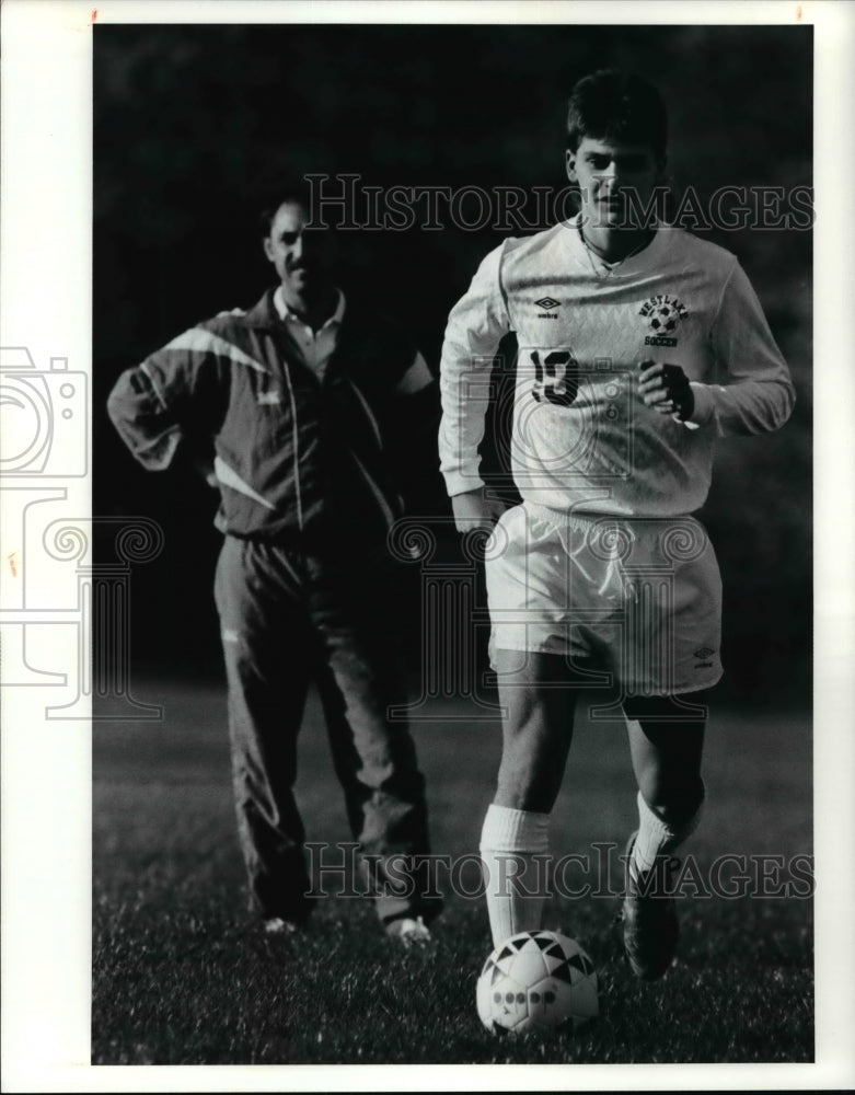 1990 Press Photo Westlake High&#39;s Frank Fostine is watched by Coach Mike Besu- Historic Images