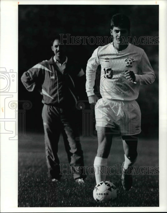 1990 Press Photo Westlake High's Frank Fostine is watched by Coach Mike Besu- Historic Images