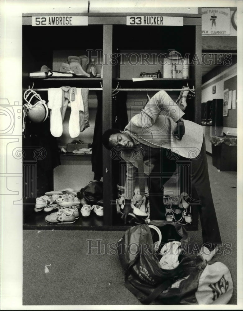 1982 Press Photo Reggie Rucker cleans out his locker after news conference- Historic Images