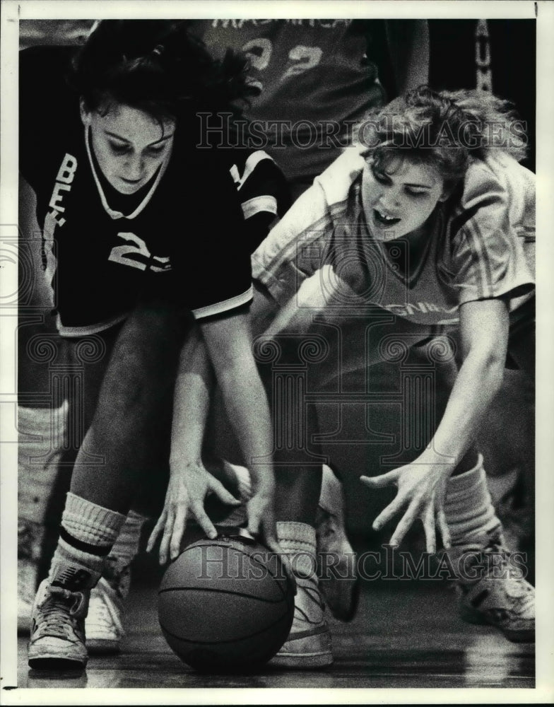 1988 Press Photo Mary Beth Cook-Beaumont vs Magnifica&#39;s K. Gallagher-basketball- Historic Images