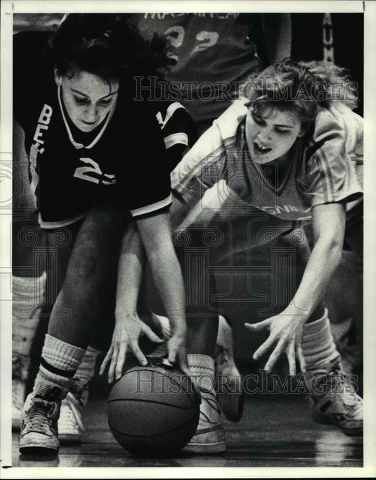 1988 Press Photo Mary Beth Cook-Beaumont vs Magnifica's K. Gallagher-basketball- Historic Images