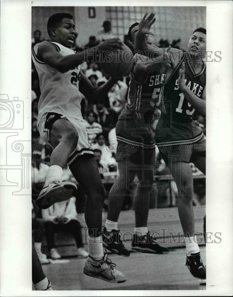 1990 Press Photo Shaw High and Shaker High players scramble for a missed shot- Historic Images