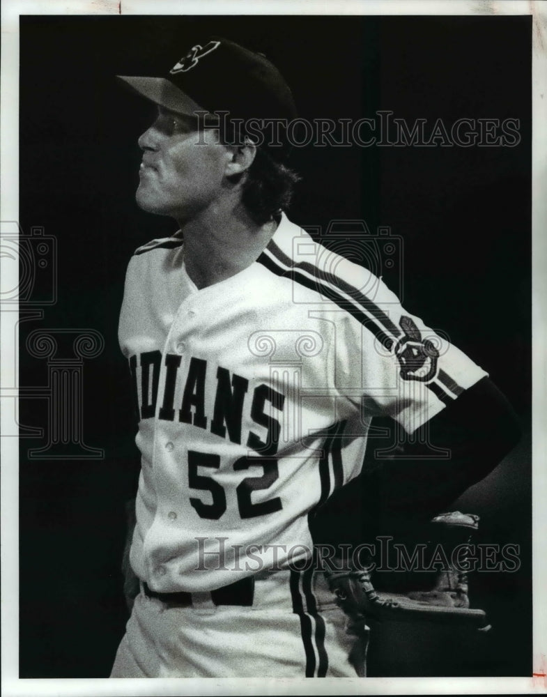 1989 Press Photo John Farrel looks disgustedly toward the center field wall- Historic Images