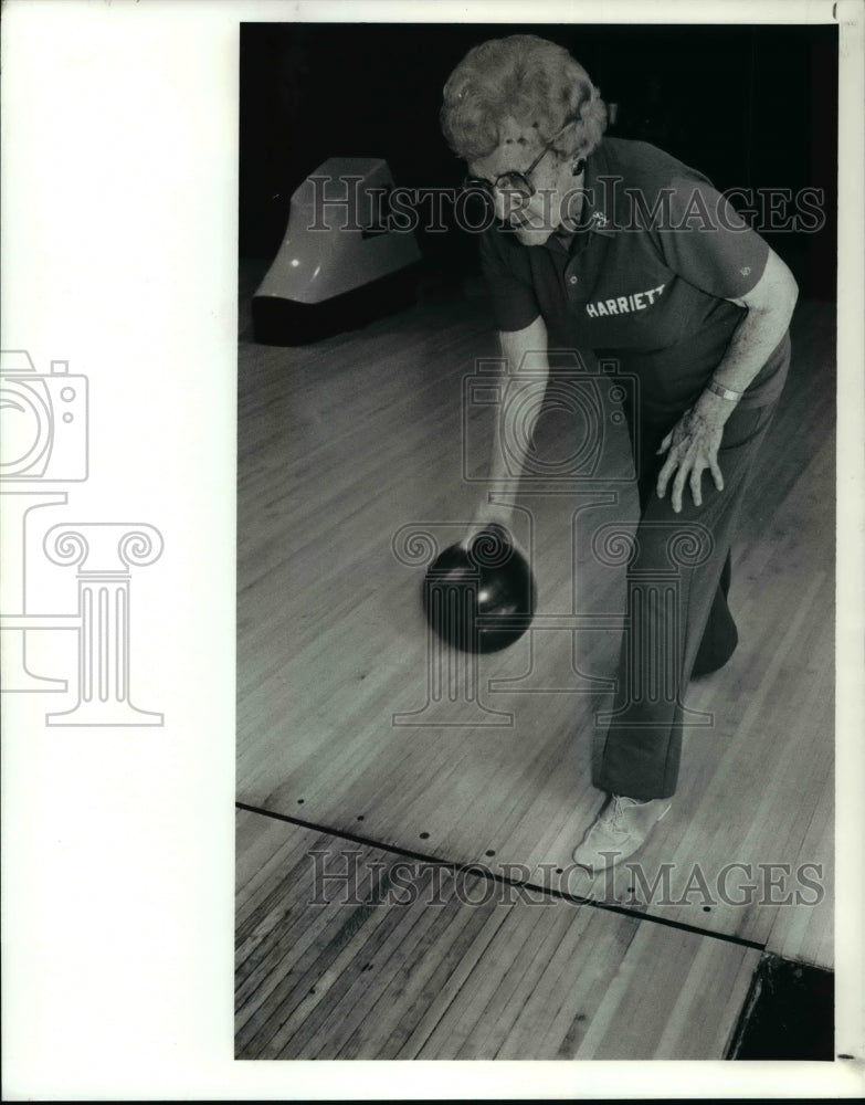 1990 Press Photo 94 year old bowler Harriett Grafmiller at Stonehedge in Akron- Historic Images