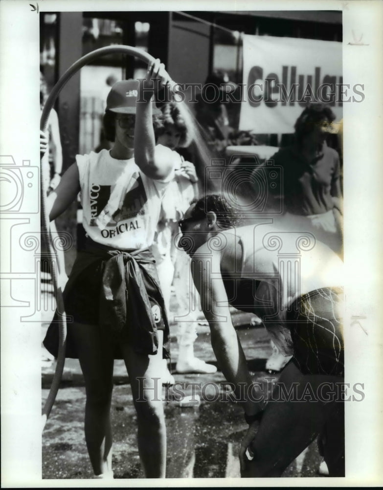 Press Photo Runner cools off at water stop along Revco-Cleveland Marathon route- Historic Images