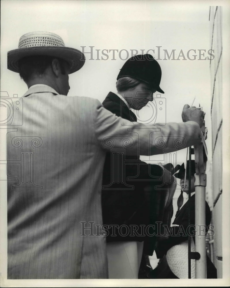 Press Photo Terry Rudd checks her weight before the American Invitational- Historic Images