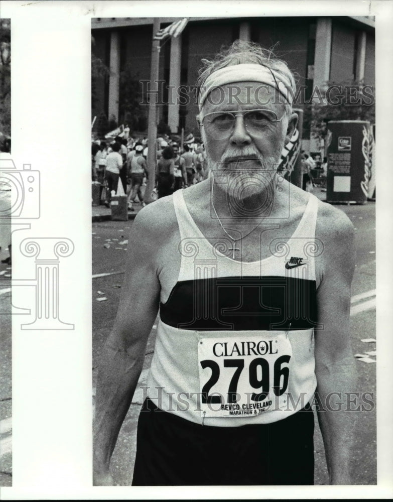 1986 Press Photo Robert Carruth, 62-year-old Runner - cvb49259- Historic Images